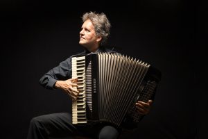 Dozent der Akkordeon spielt auf der Bühne