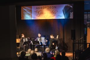 Musiker auf der Bühne vom Wettbewerb Akkordeon Grenzenlos