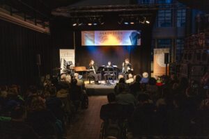 Bühne von Akkordeon Grenzenlos auf dem mehrere Musizierende von weitem zu sehen sind