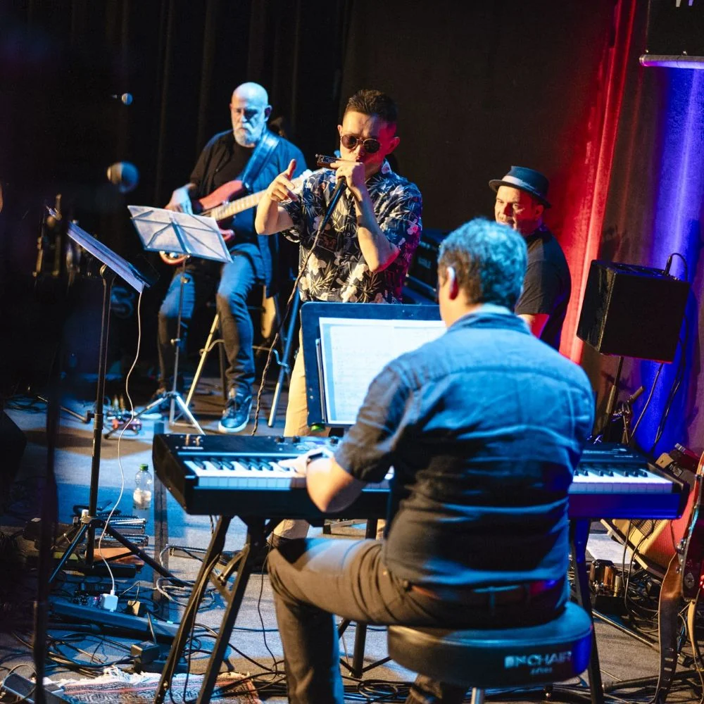 Die Musiker Tian Long Li und Thomas Förster performen auf der Bühne an der Mundharmonika und am Klavier