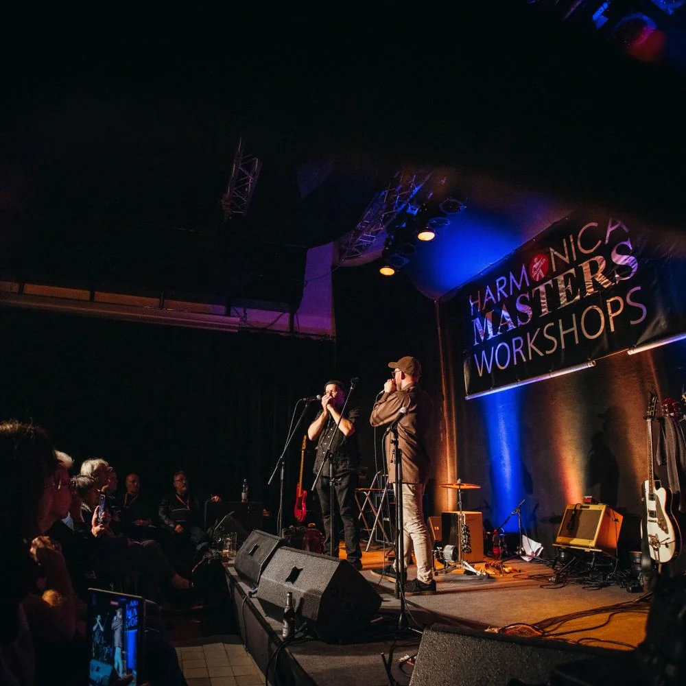 Musiker auf der Bühne im Kesselhaus spielen Mundharmonika