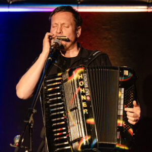 Ein Dozent auf der Bühne der Akkordeon und Mundharmonika spielt bei der jam- session bei Akkordeon Grenzenlos