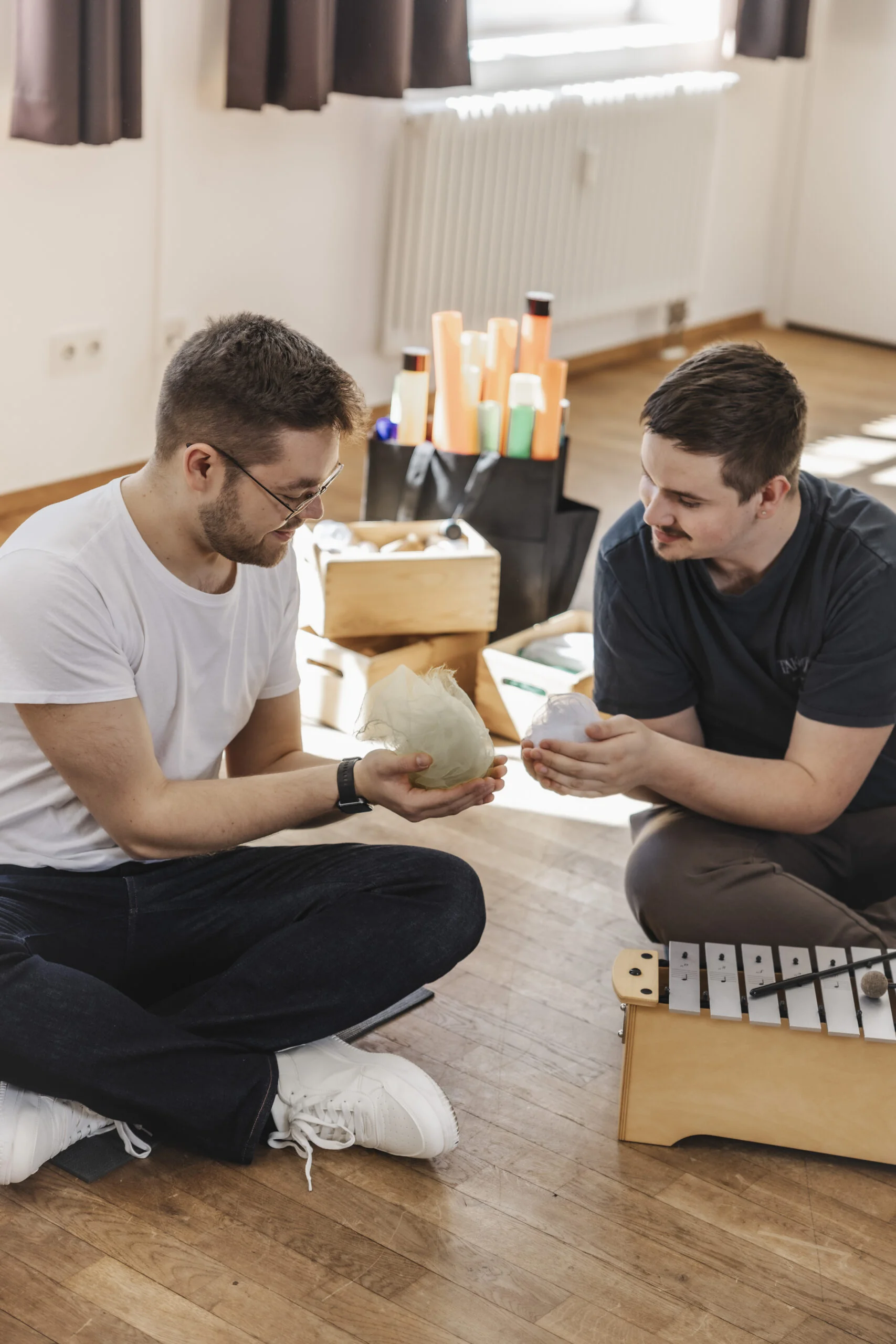 Zwei Studenten beim Unterricht für Musiktherapie