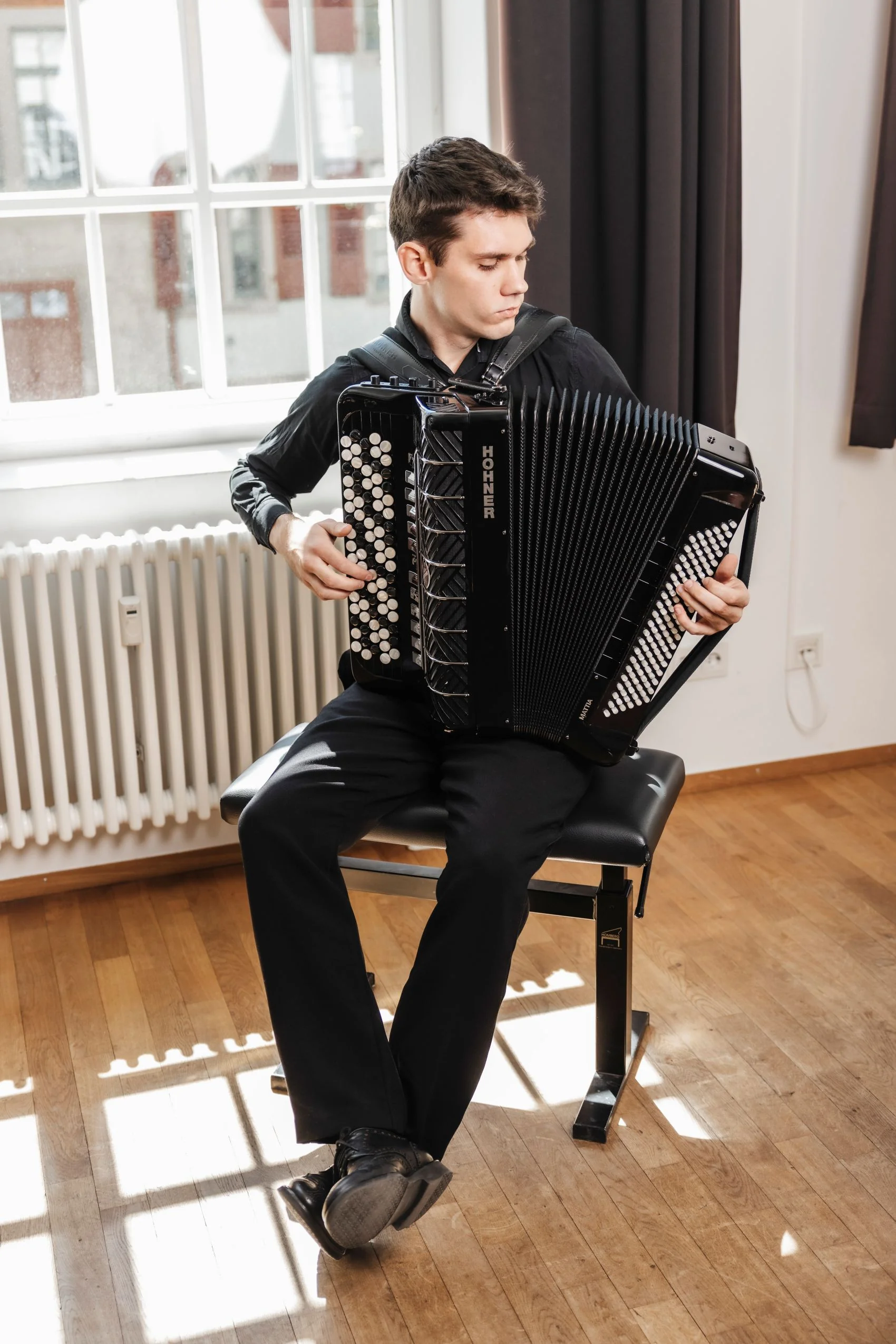 Schüler am Knopfakkordeon